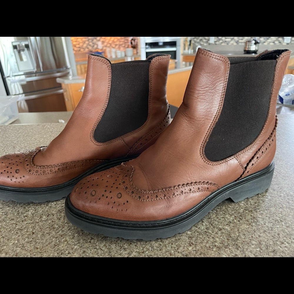 Barney’s New York Size 37 Italian leather cognac ankle boot EUC in original box